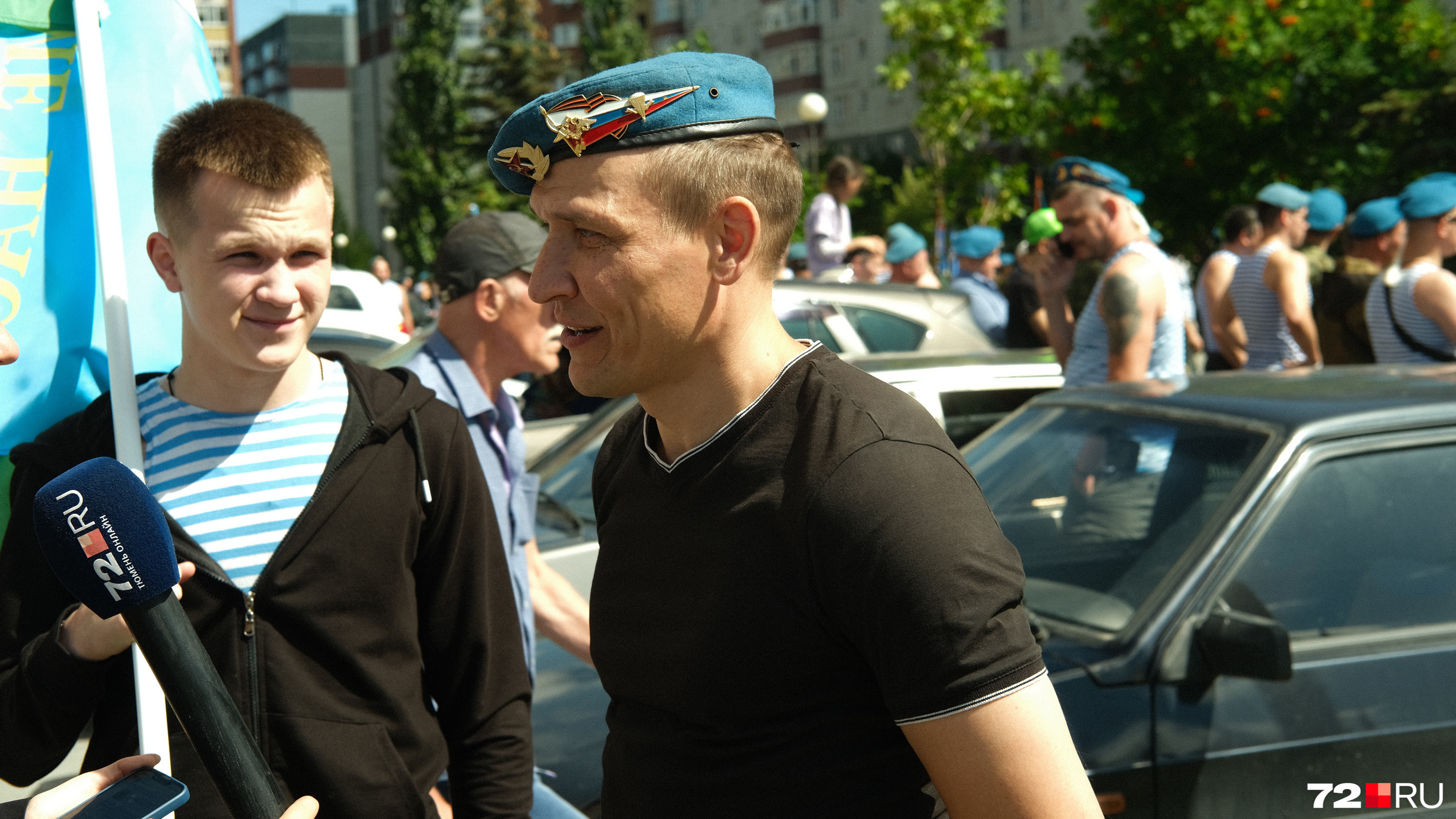 Алексей отмечает праздник с 12 часов ночи. Он вспоминает, что в армии была строгая дисциплина и хорошие товарищи