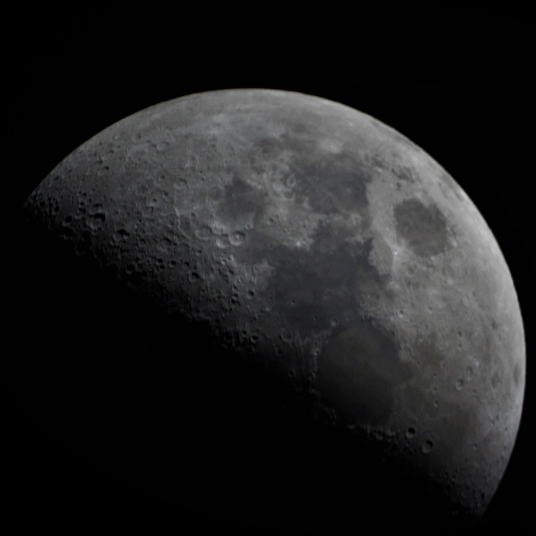 Фото Луны через телескоп