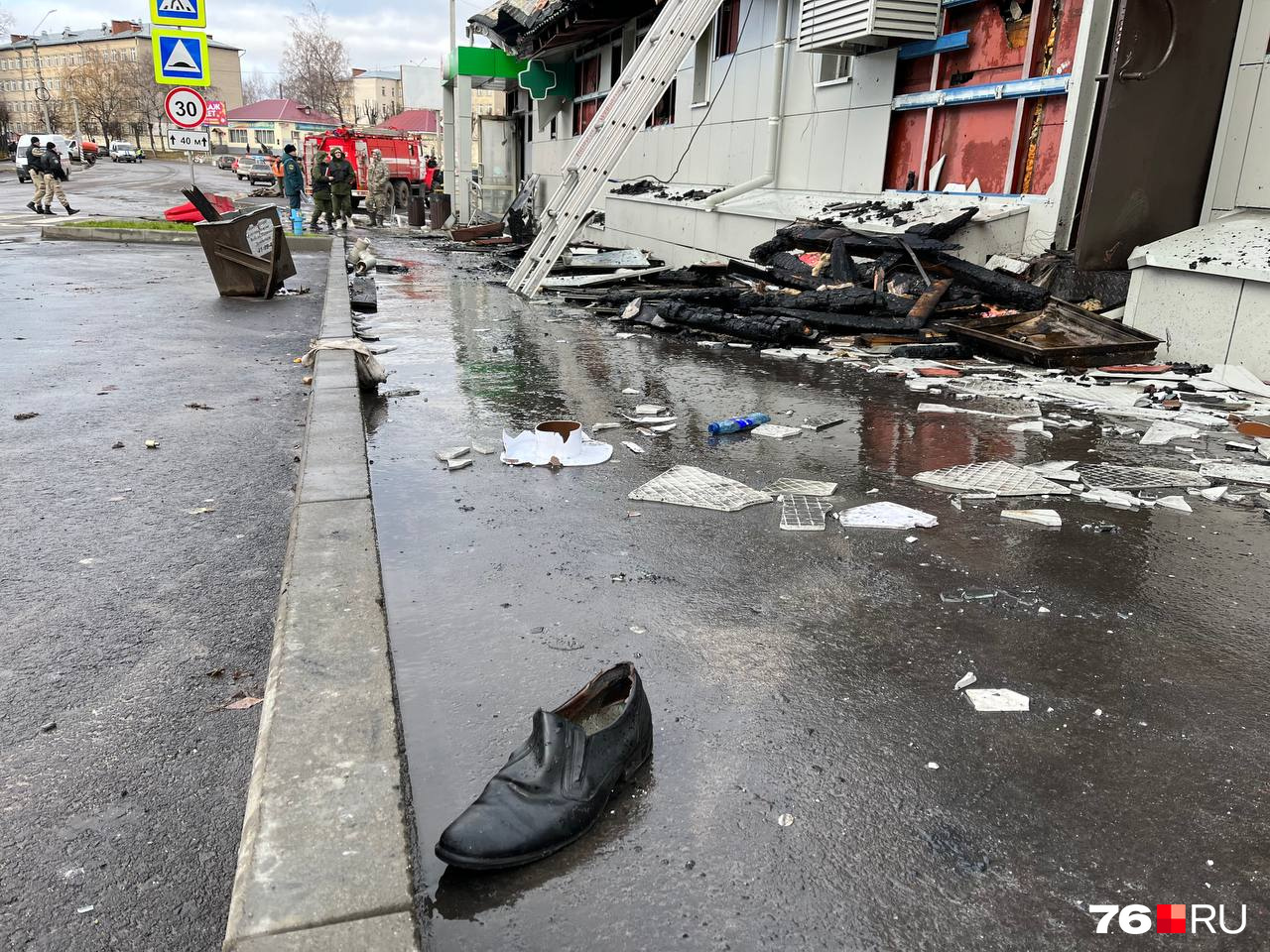 Окровавленный ботинок остался лежать на асфальте у сгоревшего клуба