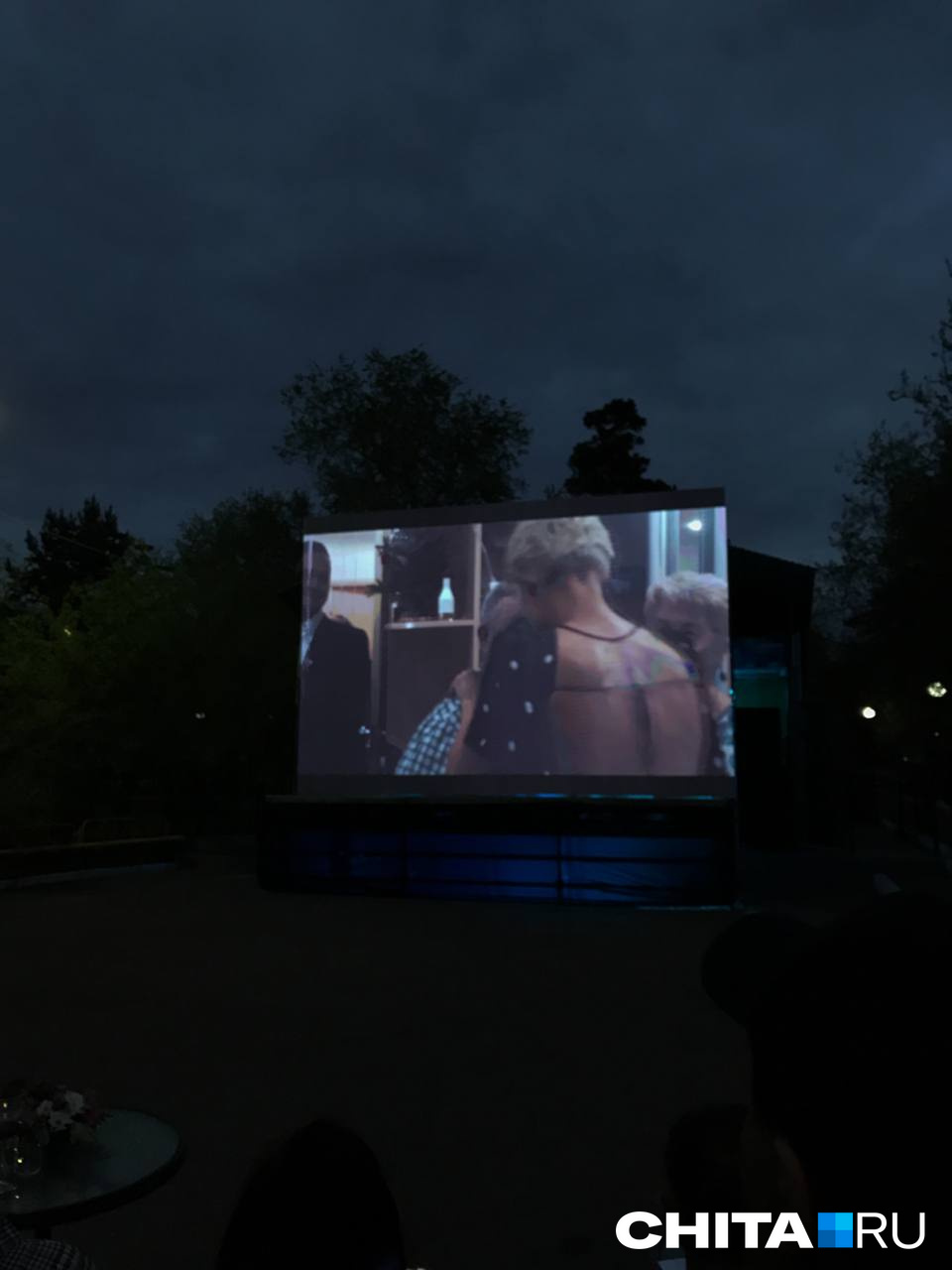 Смотреть кино на улице, когда лето уже разыгрывается и ночами теплеет — это незабываемый и приятный зрительский опыт