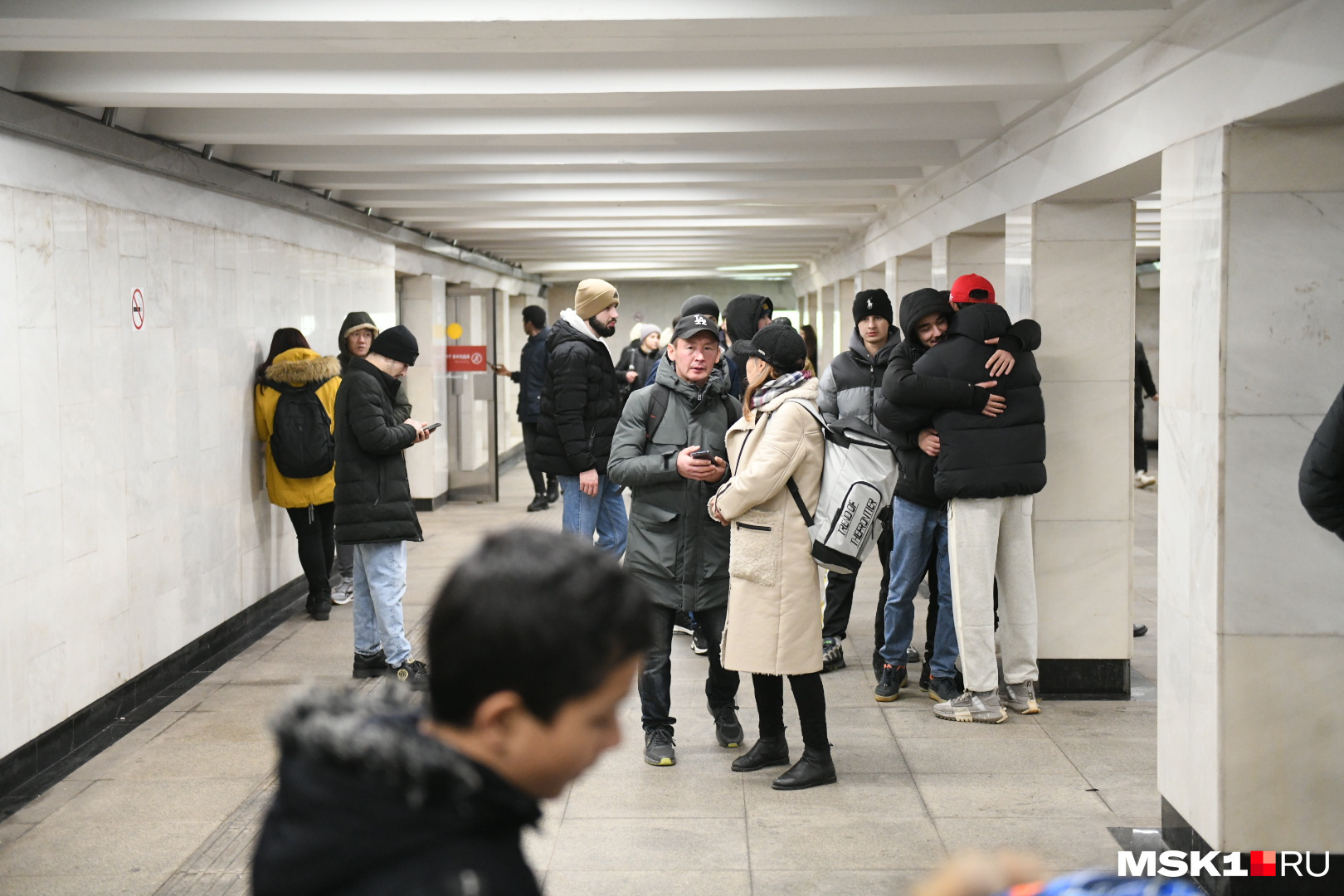 По выходе из метро людей предупреждали, что Красная площадь закрыта. Растерянному народу приходилось решать, куда можно сходить после таких новостей