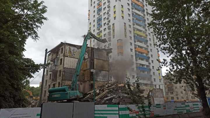 На востоке Москвы сносят пятиэтажку по программе реновации. Жители соседних домов глотают пыль. Видео