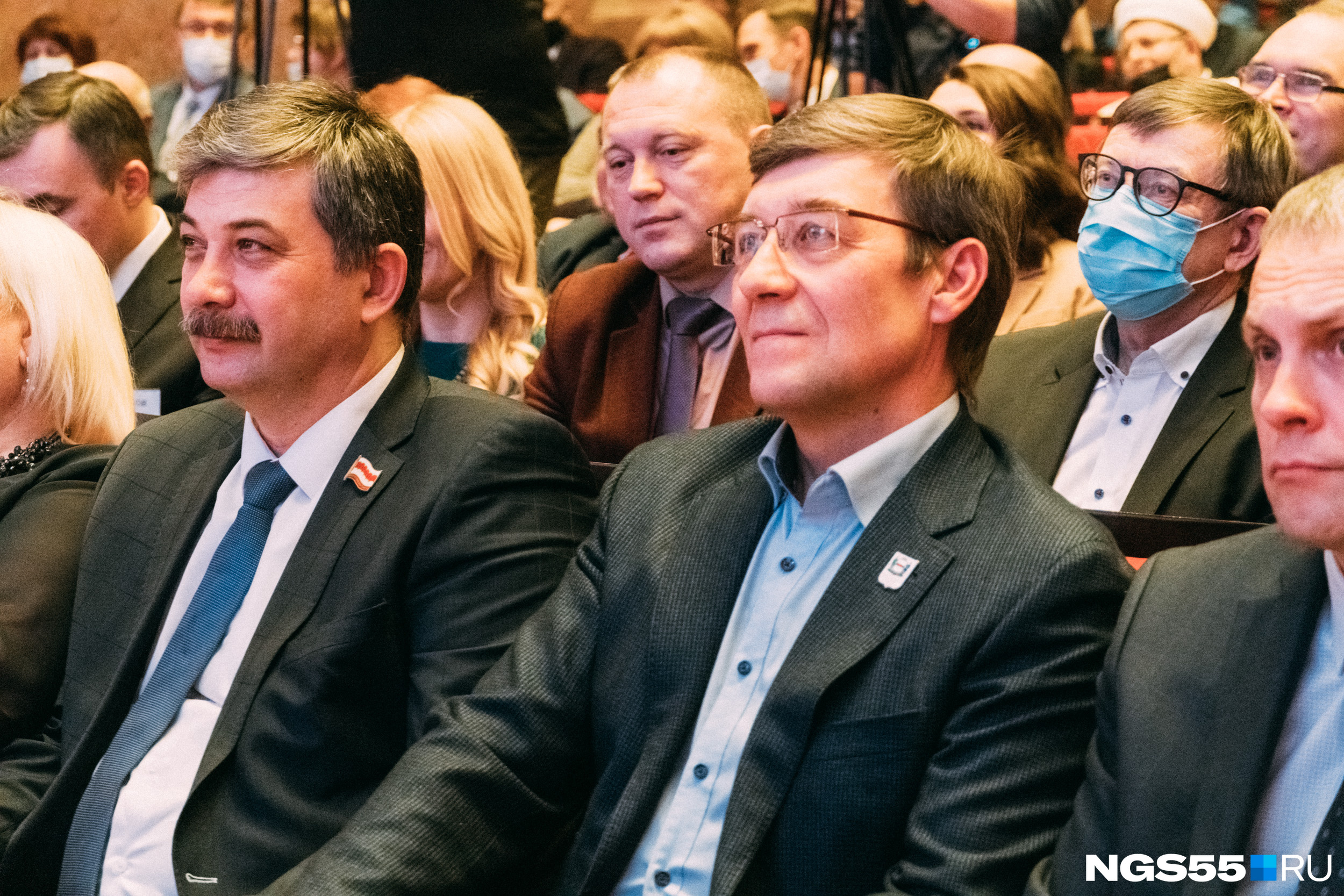 Депутаты горсовета смотрели на нового мэра с надеждой и где-то даже с умилением. Кстати, из 28 городских парламентариев 27 человек проголосовали за его кандидатуру