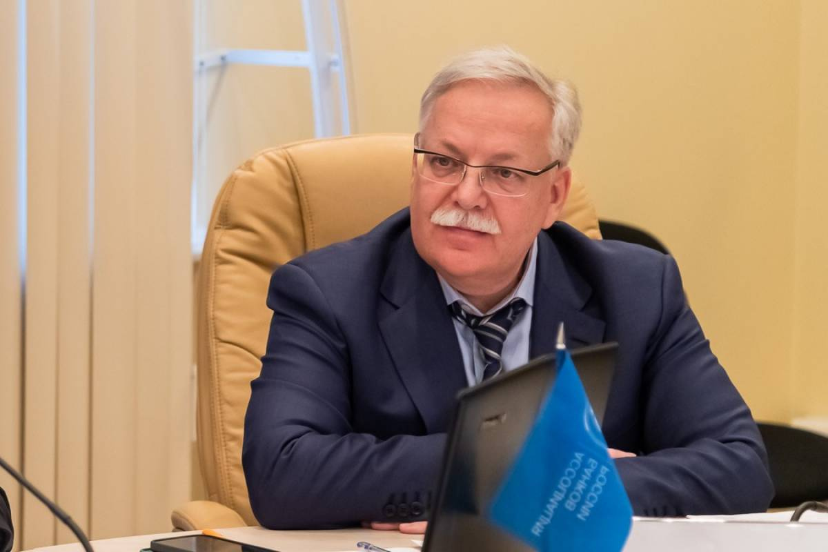 У Сенина, помимо больших денег, еще и целый автопарк, и много земли У Сенина, помимо больших денег, еще и целый автопарк, и много земли