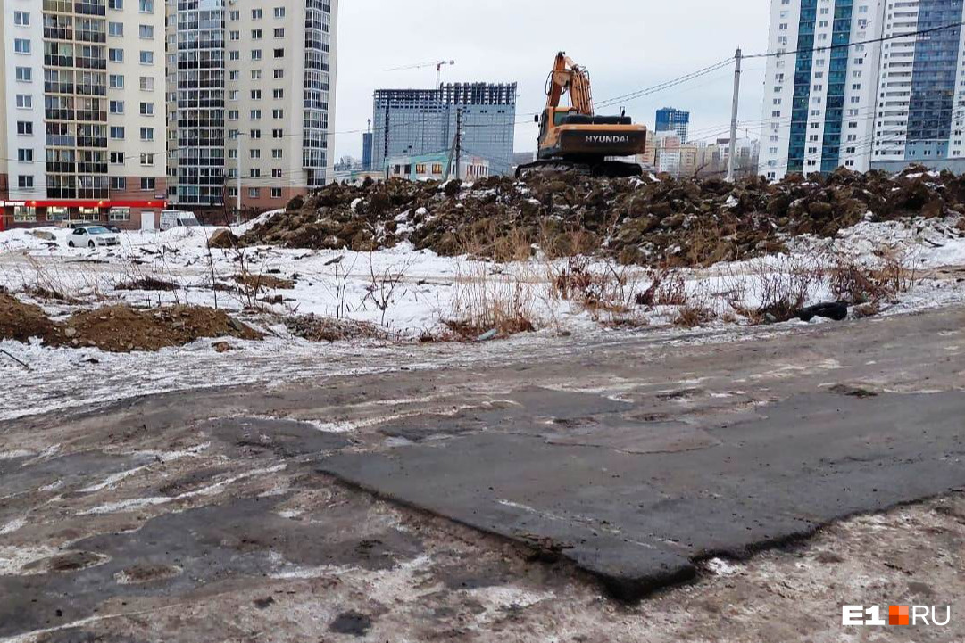 «Это жестко!» В Екатеринбурге жильцы многоэтажек остались без парковок и во всём винят строителей