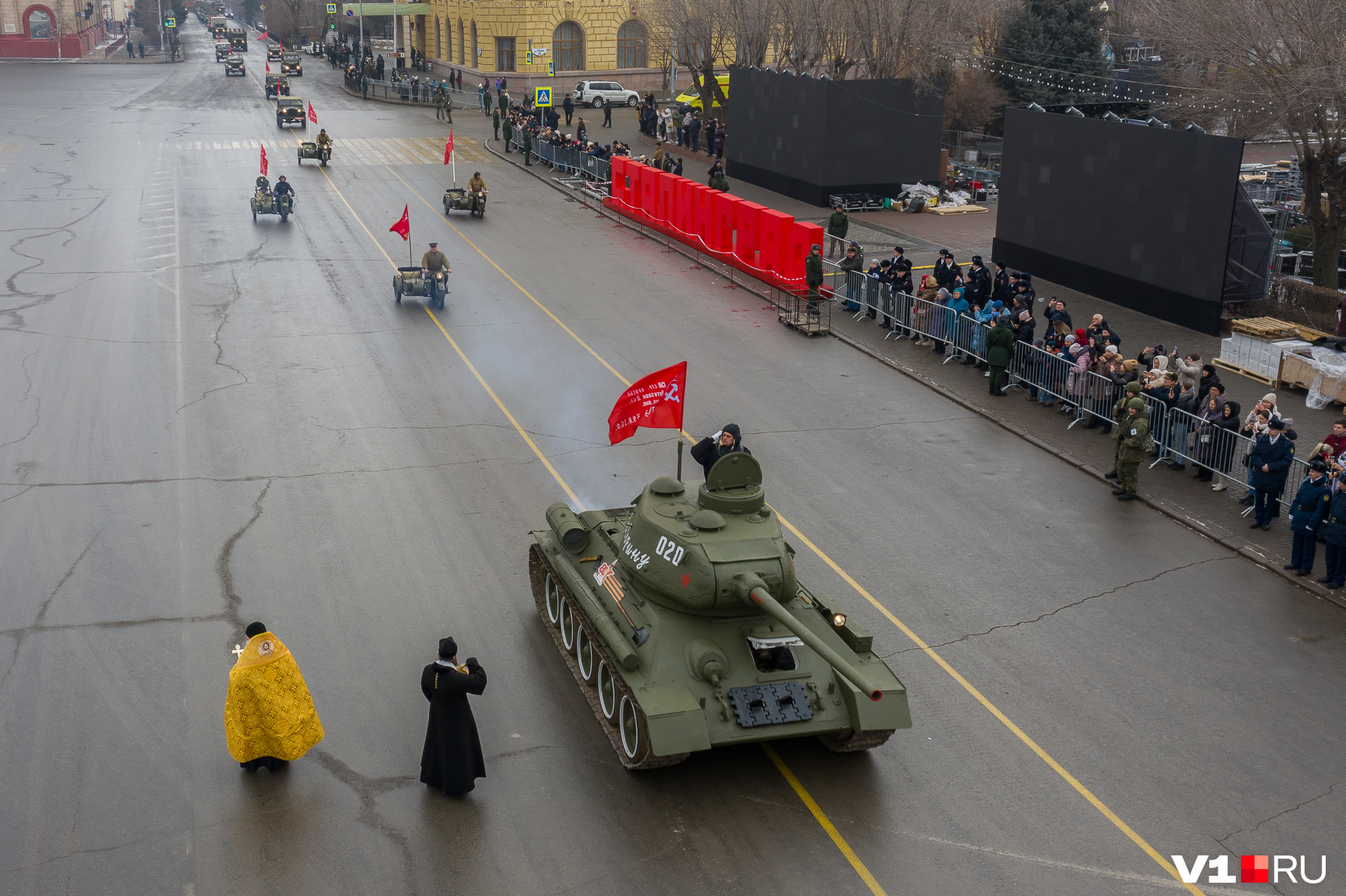Во главе колонны военной техники — Т-34. Священнослужители освящают технику и читают молитвы за участников парада Во главе колонны военной техники — Т-34. Священнослужители освящают технику и читают молитвы за участников парада