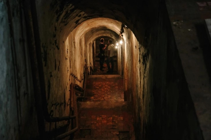 Подземные коридоры бункера кажутся зловещими