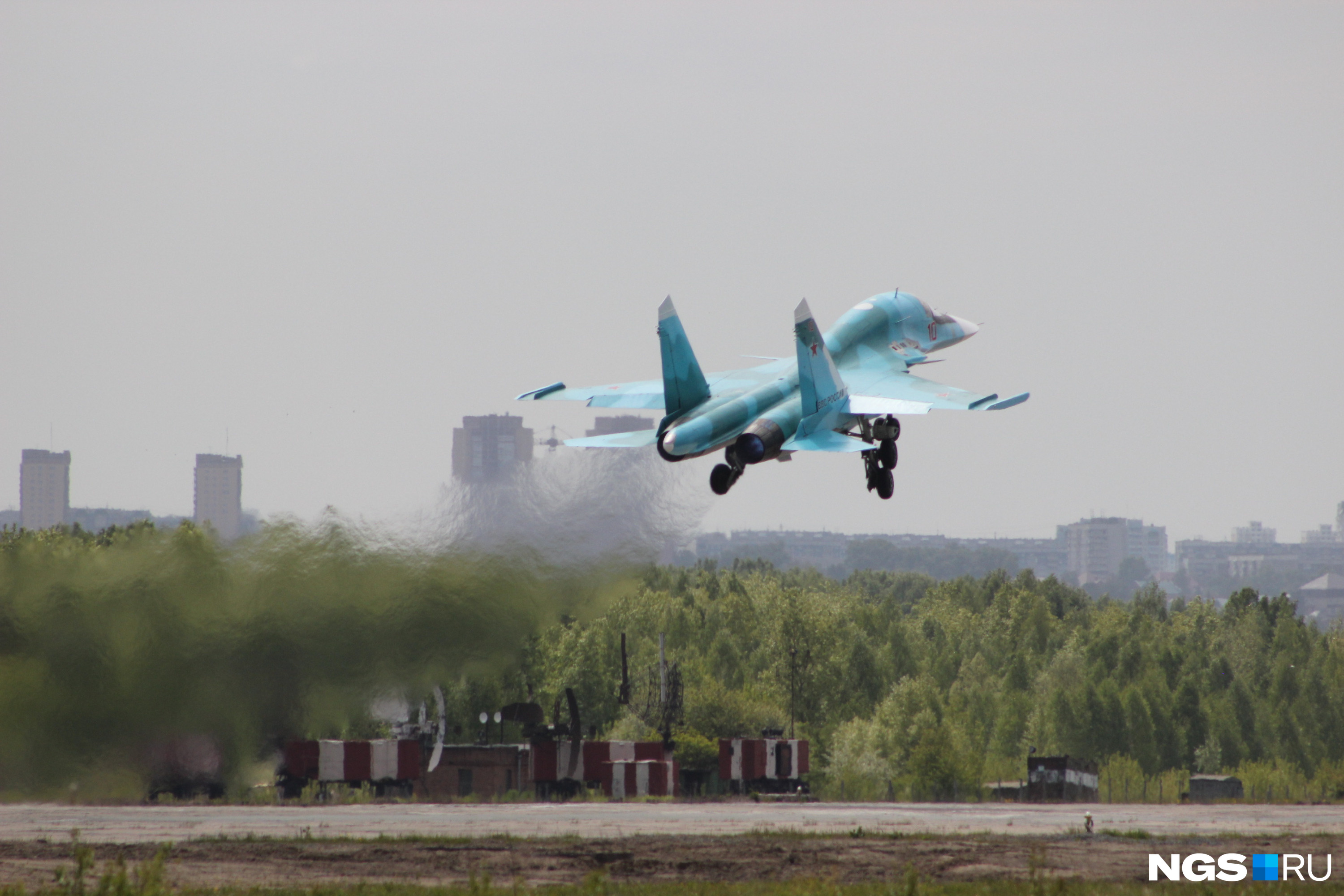 Бомбардировщик над городом: фоторепортаж с завода, где делают Су-34