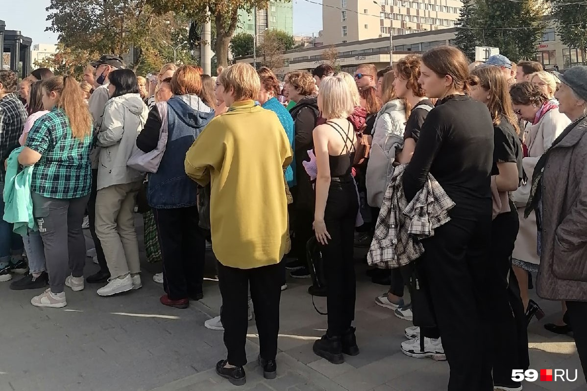 очередь на референдуме в крыму. референдум в луганске 2014. очереди бюджетников на выборах. очередь к чиновнику. мариуполь 2014 очереди референдум.