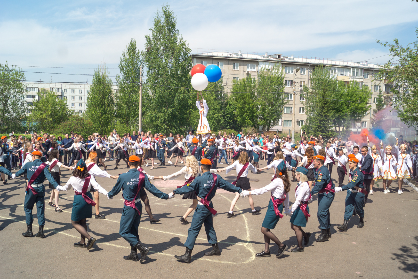 Хоровод, дымовой триколор и запуск воздушных шариков в небо Хоровод, дымовой триколор и запуск воздушных шариков в небо