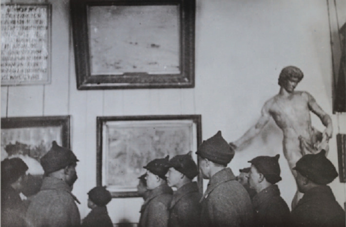 Красноармейцы на экскурсии в 1932 году Красноармейцы на экскурсии в 1932 году