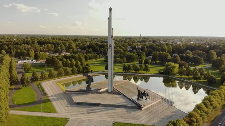 Мэр Братска записал видеообращение к президенту Латвии: он просит отдать памятник советским воинам