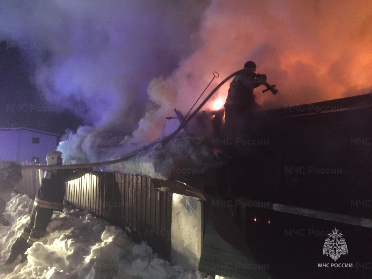 «Кормилец в больнице с ожогами»: на Урале сгорел частный дом, где жила семья с ребенком