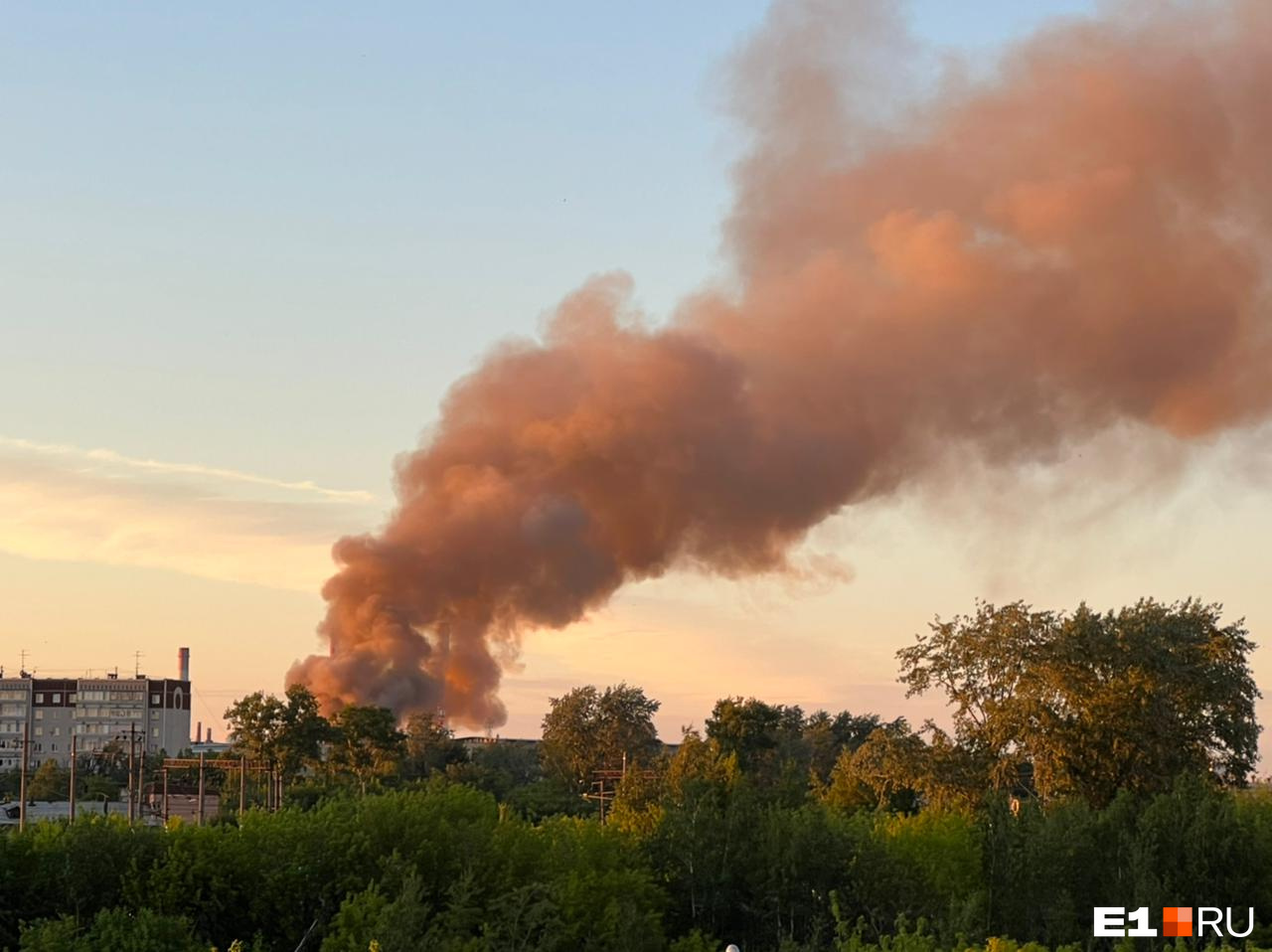 24.06.2022 Пожар в Екатеринбурге. Дым пожар. Очень сильный пожар. Пожар в Екатеринбурге 2021 года.