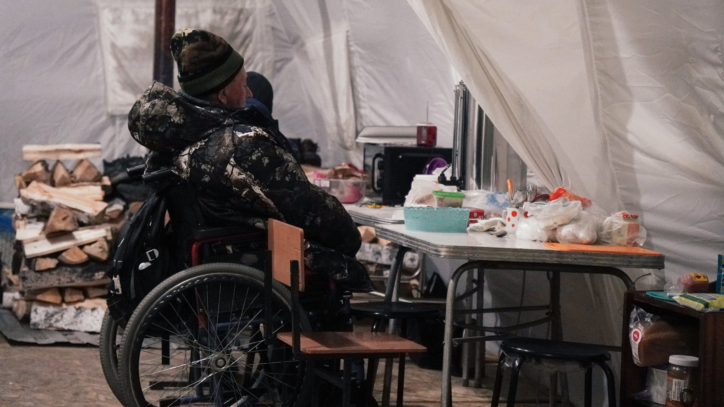 «Я людям вообще не верю»: как обогревают бездомных в палатке на краю Омска