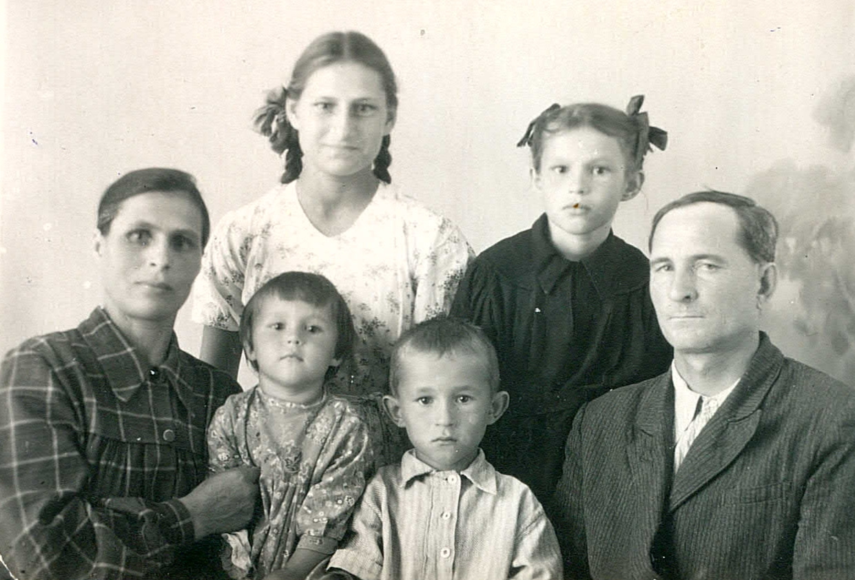 Федор и Евдокия Ермоленко с детьми, в центре — Василий Ермоленко. Фото середины 1950-х годов