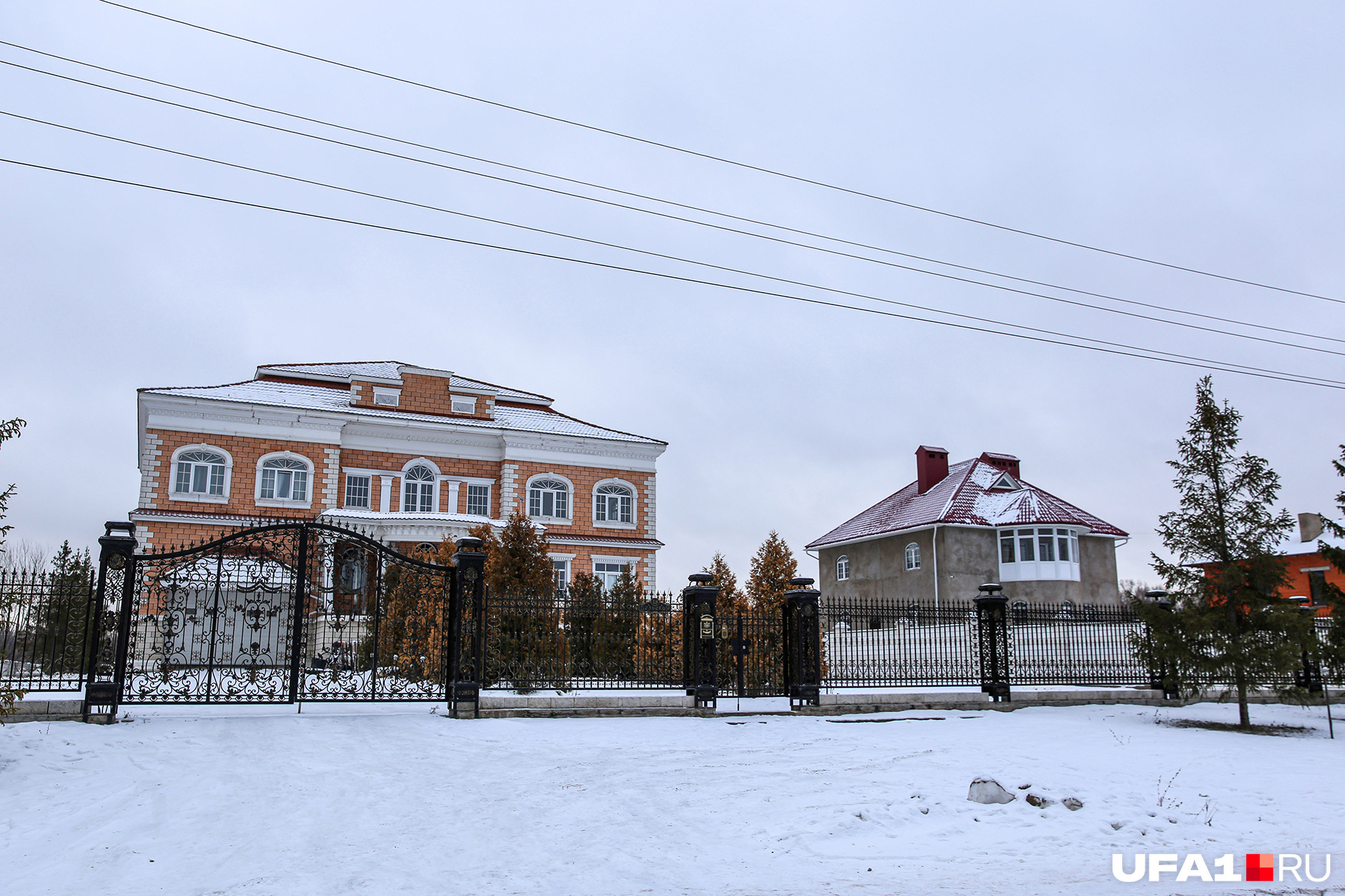 Макс и папа строят дом на улице