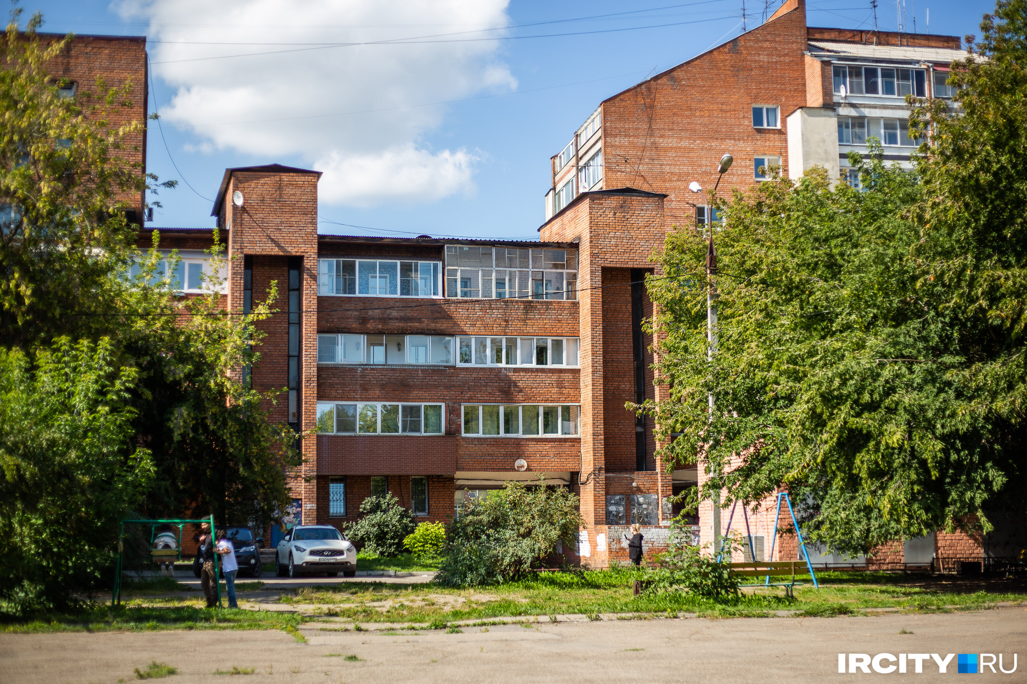Блоки здания имеют разную высоту и этажность Блоки здания имеют разную высоту и этажность