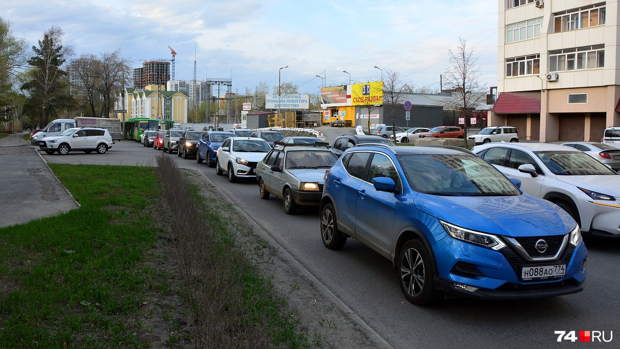 Вечером Лесопарковая безнадежно стоит Вечером Лесопарковая безнадежно стоит