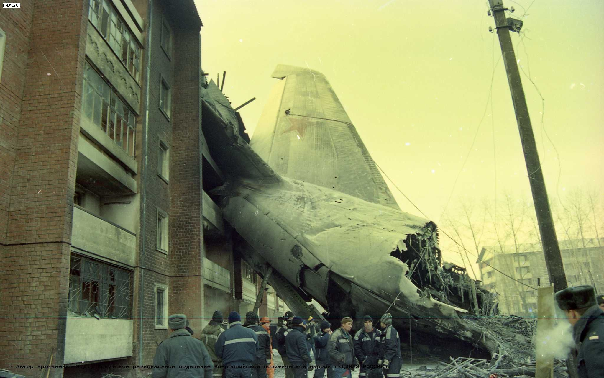 Самолет упавший в иркутске на жилой. Крушение самолёта в Иркутске 1997. Крушение самолёта в Иркутске 1997 фото.