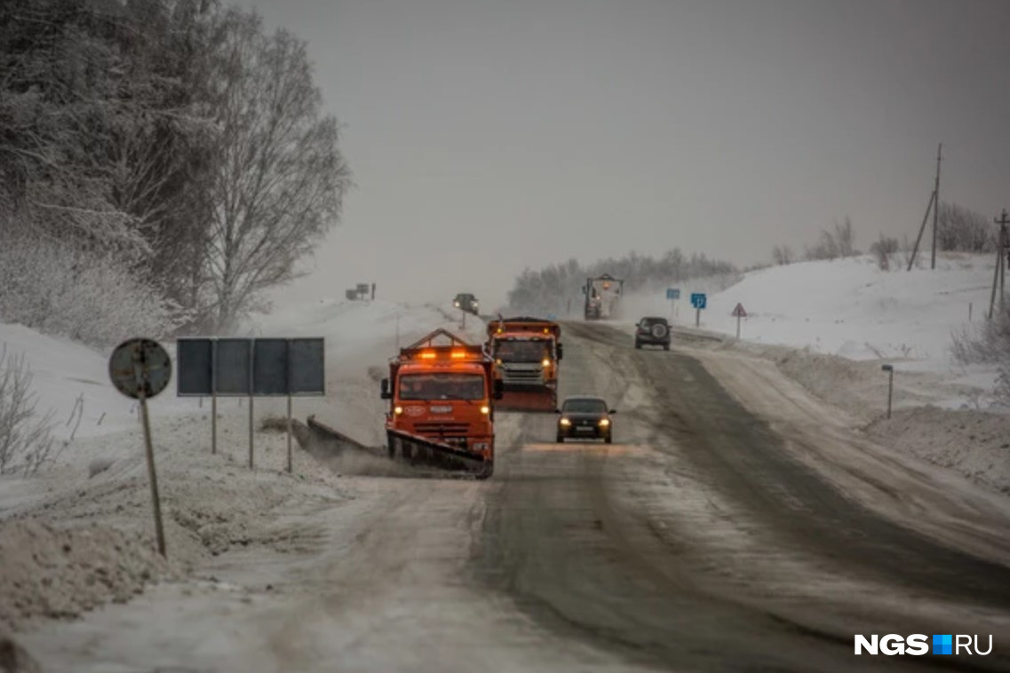 В Новосибирске общественный транспорт застревает в снегу из-за нечищеных дорог