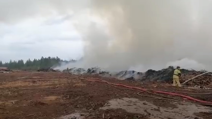 Отходы лесопилки горят в Казачинско-Ленском районе, поселок Магистральный — в дыму