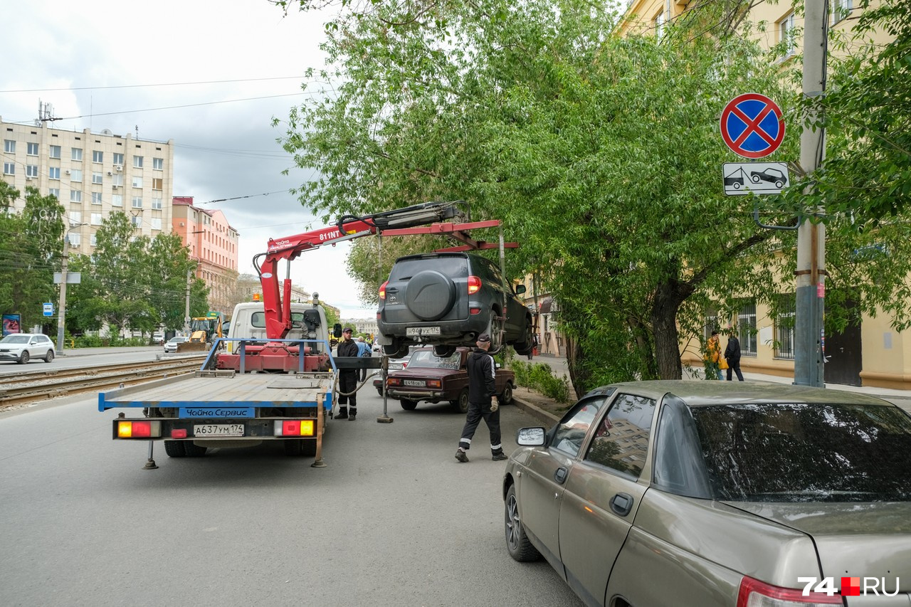 Знаки «Остановка запрещена» на улице Цвиллинга в Челябинске после  реконструкции: началась эвакуация автомобилей - 9 июня 2022 - 74.ru