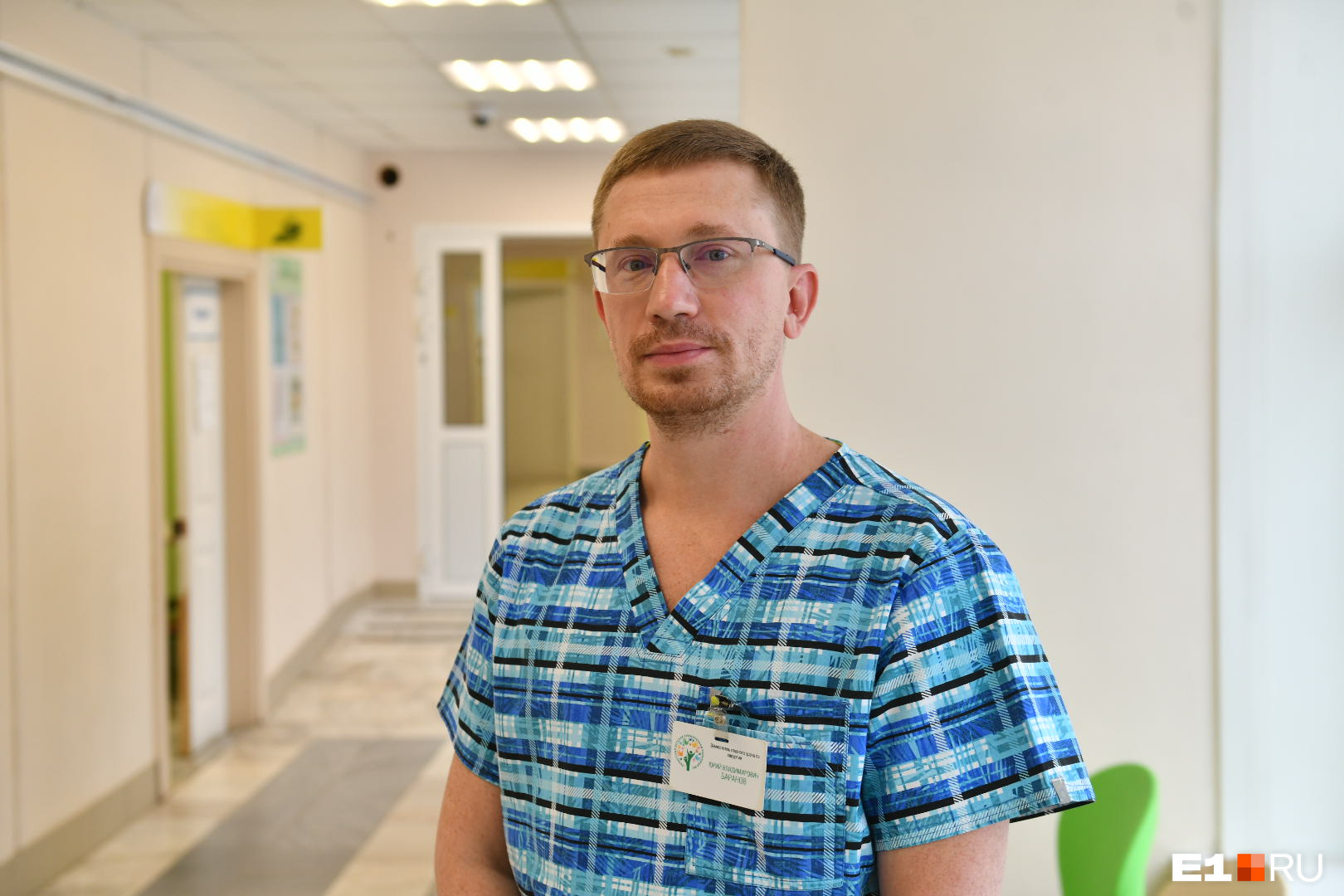 Это заместитель главного врача по хирургии Юрий Баранов. По его словам, каждый день двум или трем детям делают операции