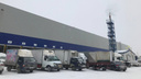 «Я в последний раз ел вчера утром». У склада Wildberries в Екатеринбурге скопилась огромная очередь из грузовиков