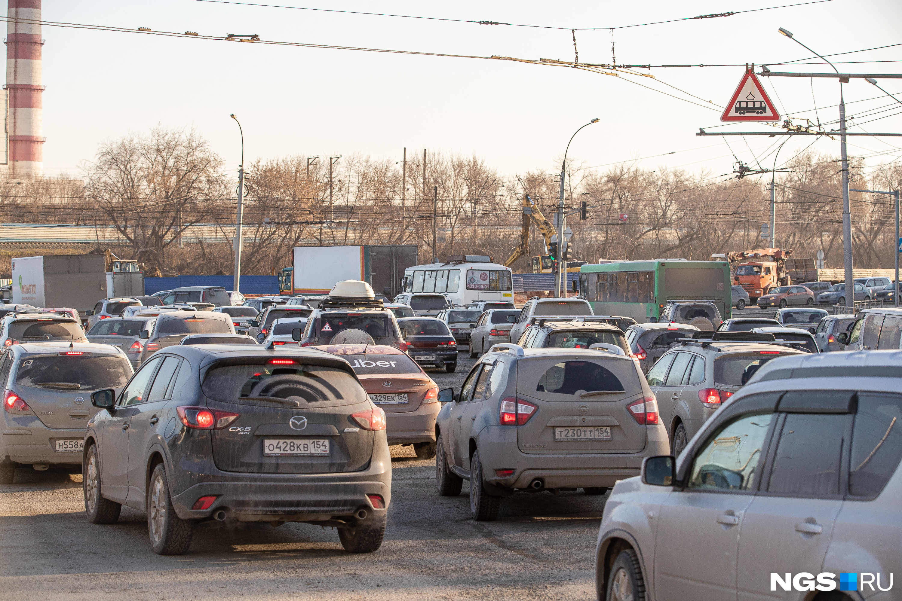 Пик транспорт. Площадь труда пробки. Пробка на мосту. Пробки в Новосибирске фото. Где сейчас пробки.