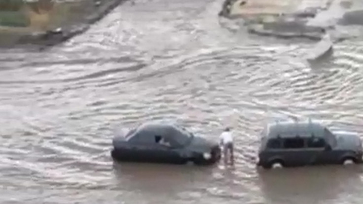 «Парень просто спас всех»: в Волгограде сняли на видео затопленные улицы и плывущие машины