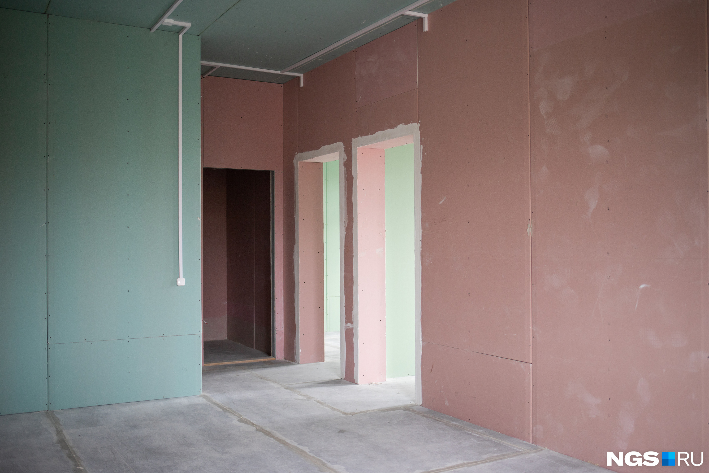 Квартиры фактически подготовлены для чистовой отделки: одна из составляющих стен — гипсокартон