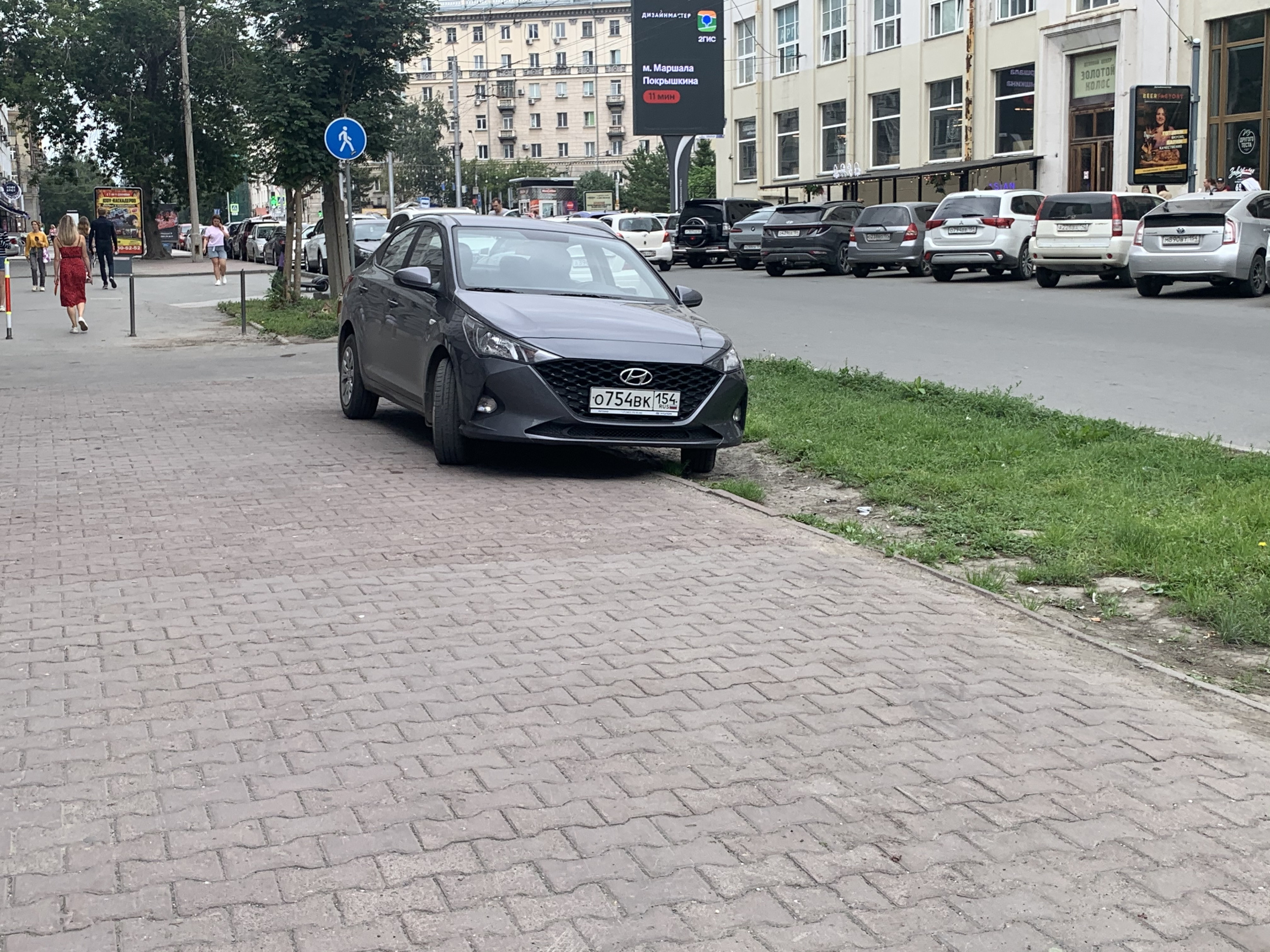 И на тротуаре, и на траве