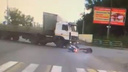 Падение мотоциклиста под МАЗ на автодороге «Меридиан» попало на видео