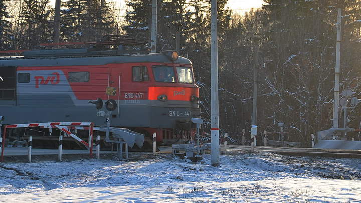 Под Екатеринбургом машинист поезда обнаружил тело 18-летнего парня у путей