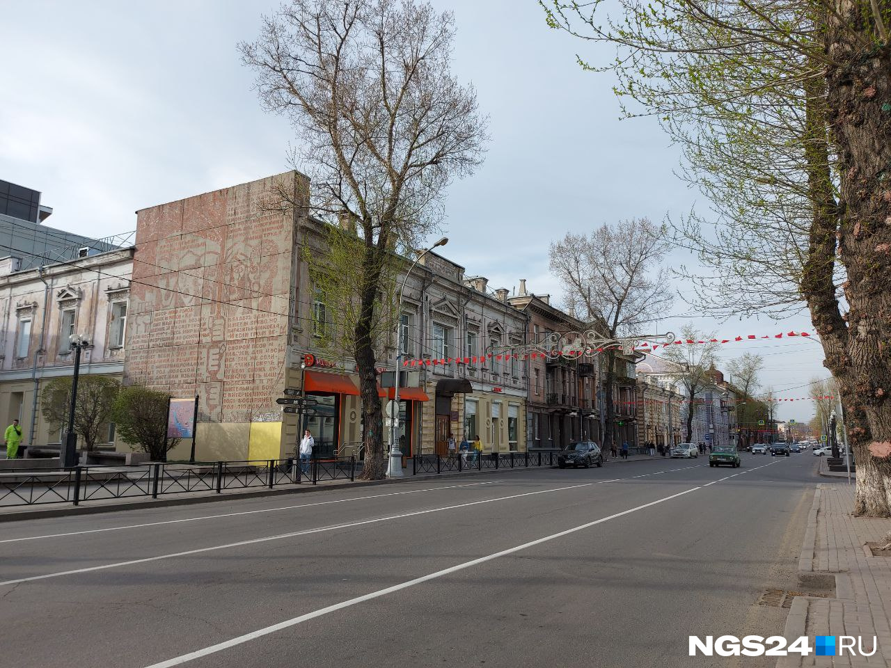 Почти все здания на главной улице Иркутска были построены в XIX или начале XX века Почти все здания на главной улице Иркутска были построены в XIX или начале XX века