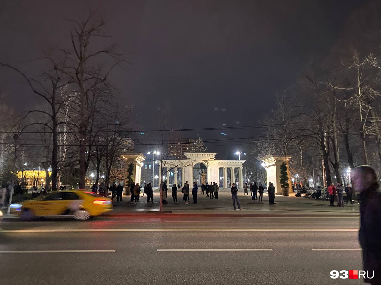 Горожане собирались как на площади возле администрации, так и напротив — в Сквере Жукова