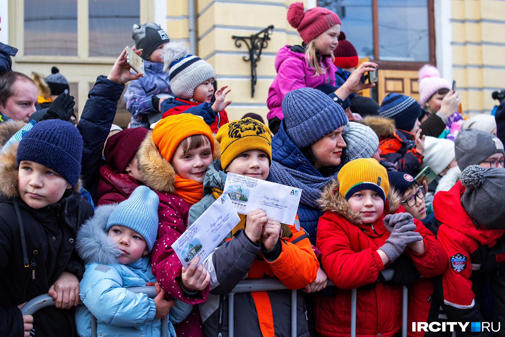 Оказалось, что многие ребята заранее подготовились ко встрече с Дедом Морозом и еще дома написали свои самые заветные желания Оказалось, что многие ребята заранее подготовились ко встрече с Дедом Морозом и еще дома написали свои самые заветные желания