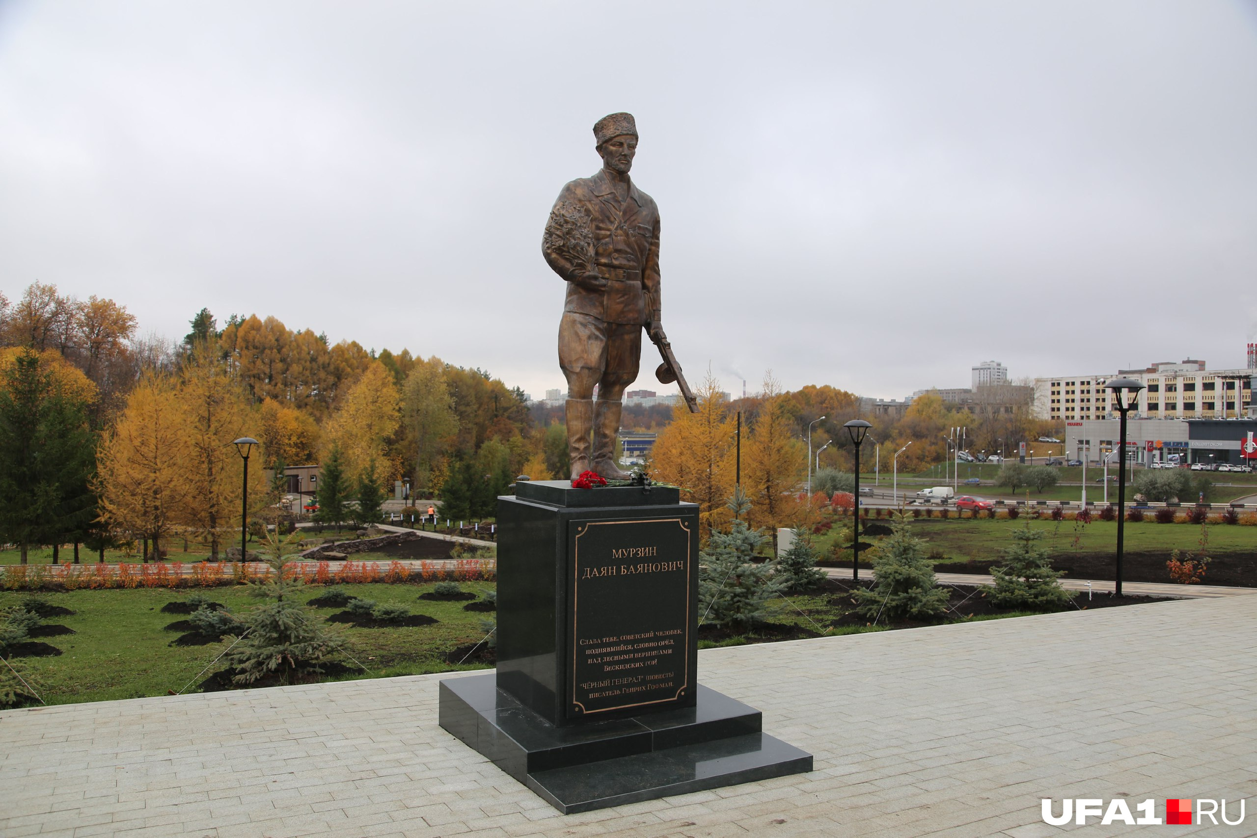 Д б мурзин. Сквер Даяна Мурзина Уфа. Даян Мурзин памятник в Уфе. Мурзин Даян Баянович памятник в Уфе. Сквер Мурзина Уфа памятник.