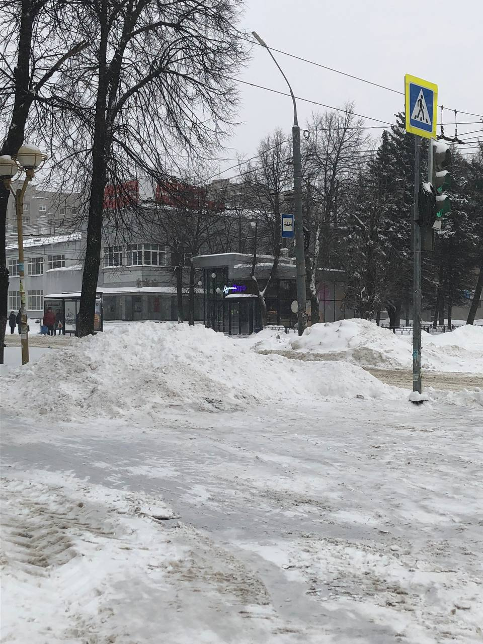 Кажется, коммунальщикам понадобится немало времени на уборку Кажется, коммунальщикам понадобится немало времени на уборку