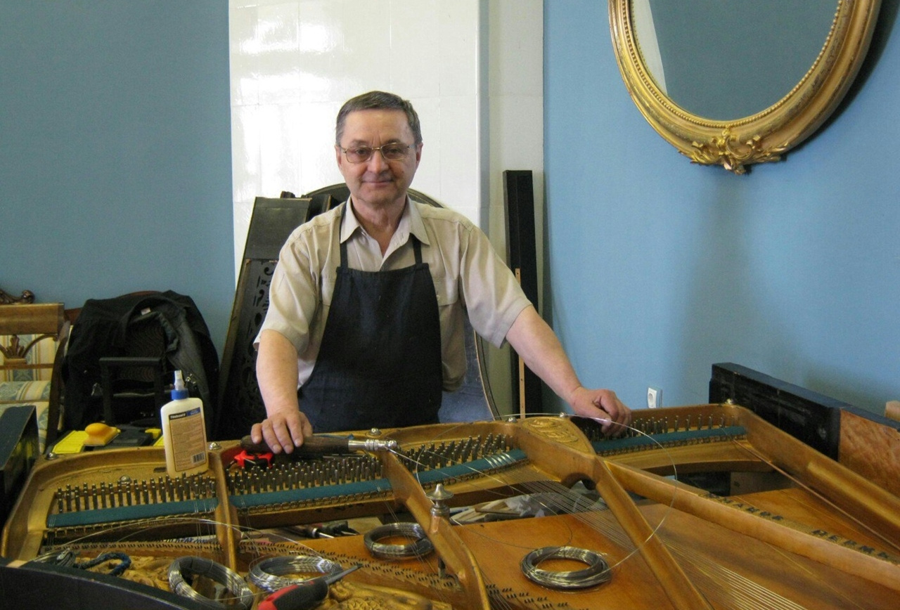 Владимир Семикин не один месяц потратил на восстановление правильного звучания рояля