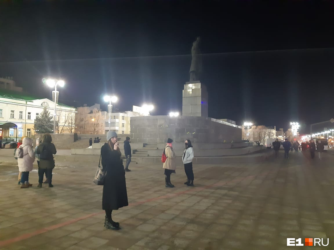 На Площади 1905 года стоят несколько человек На Площади 1905 года стоят несколько человек