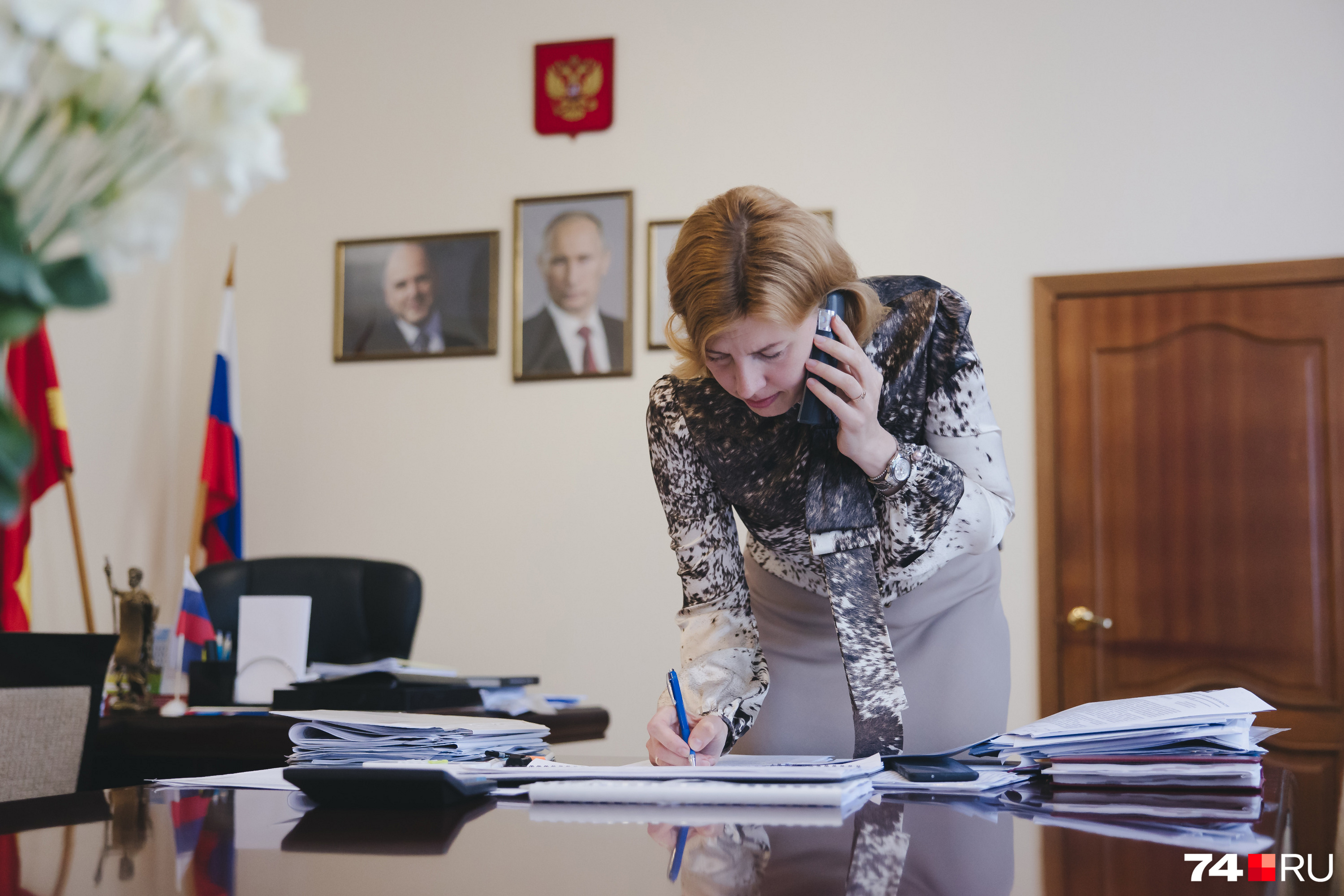 Сейчас расскажем вам секреты, кто звонит министру. На этом фото, например — разговор с омбудсменом Юлией Сударенко Сейчас расскажем вам секреты, кто звонит министру. На этом фото, например — разговор с омбудсменом Юлией Сударенко