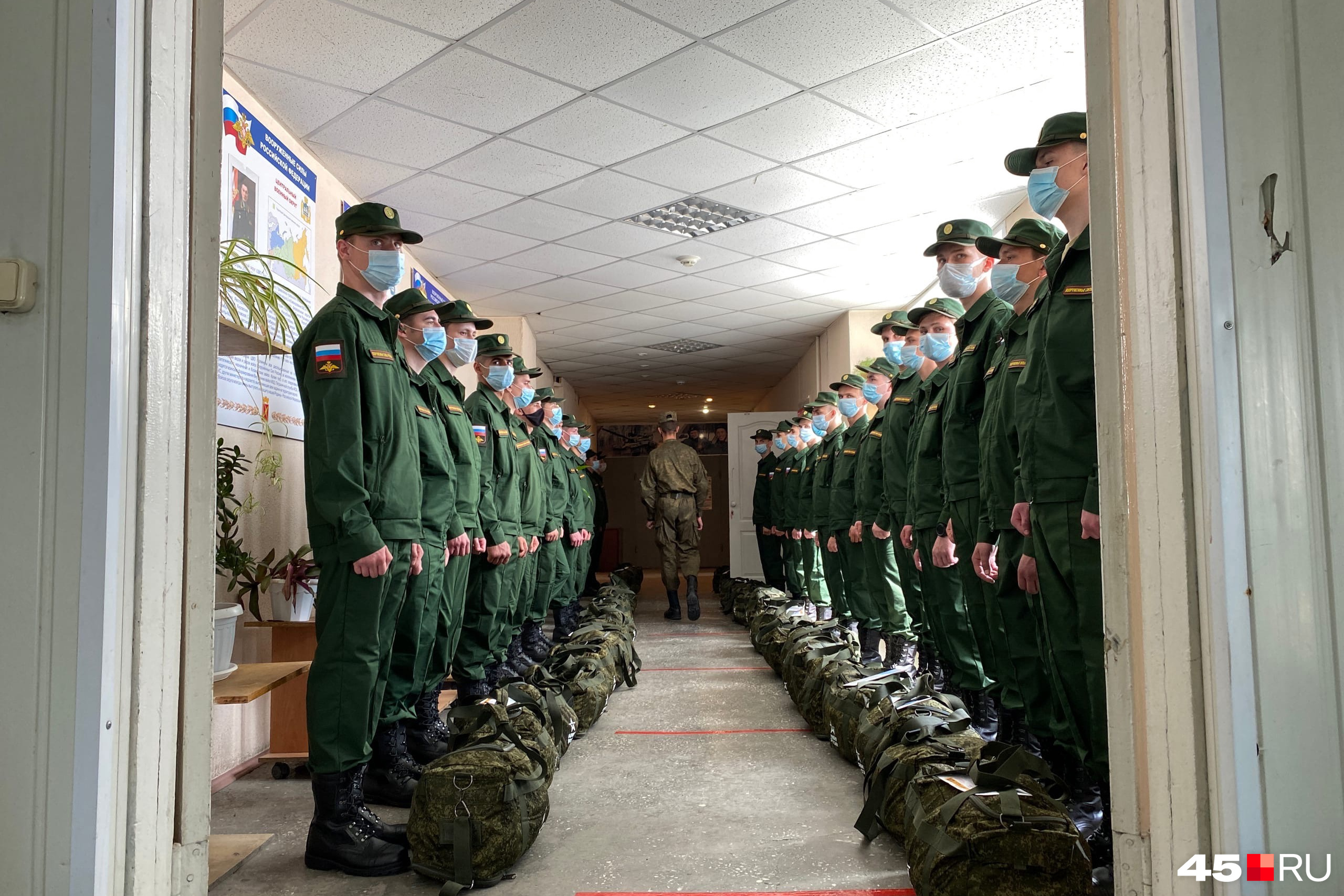 Где содержат военных перед отправкой в воинские части? Фоторепортаж из  сборного пункта в Кургане