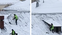 «Скользят, но не привязываются». В Екатеринбурге сняли на видео отчаянных уборщиков снега на крыше