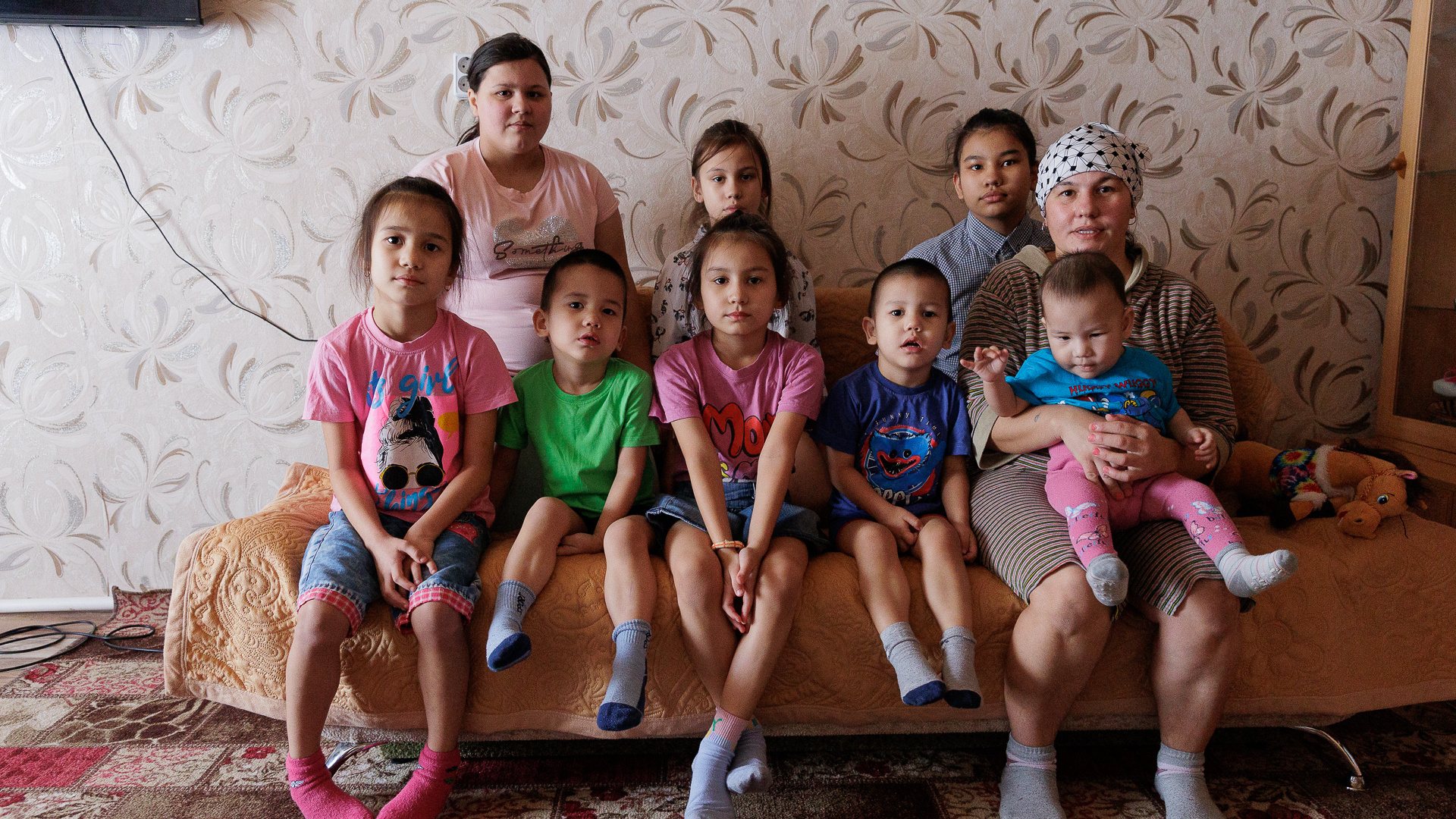 Вдова участника СВО осталась одна с 8 детьми и миллионным кредитом. В каких условиях она живет?