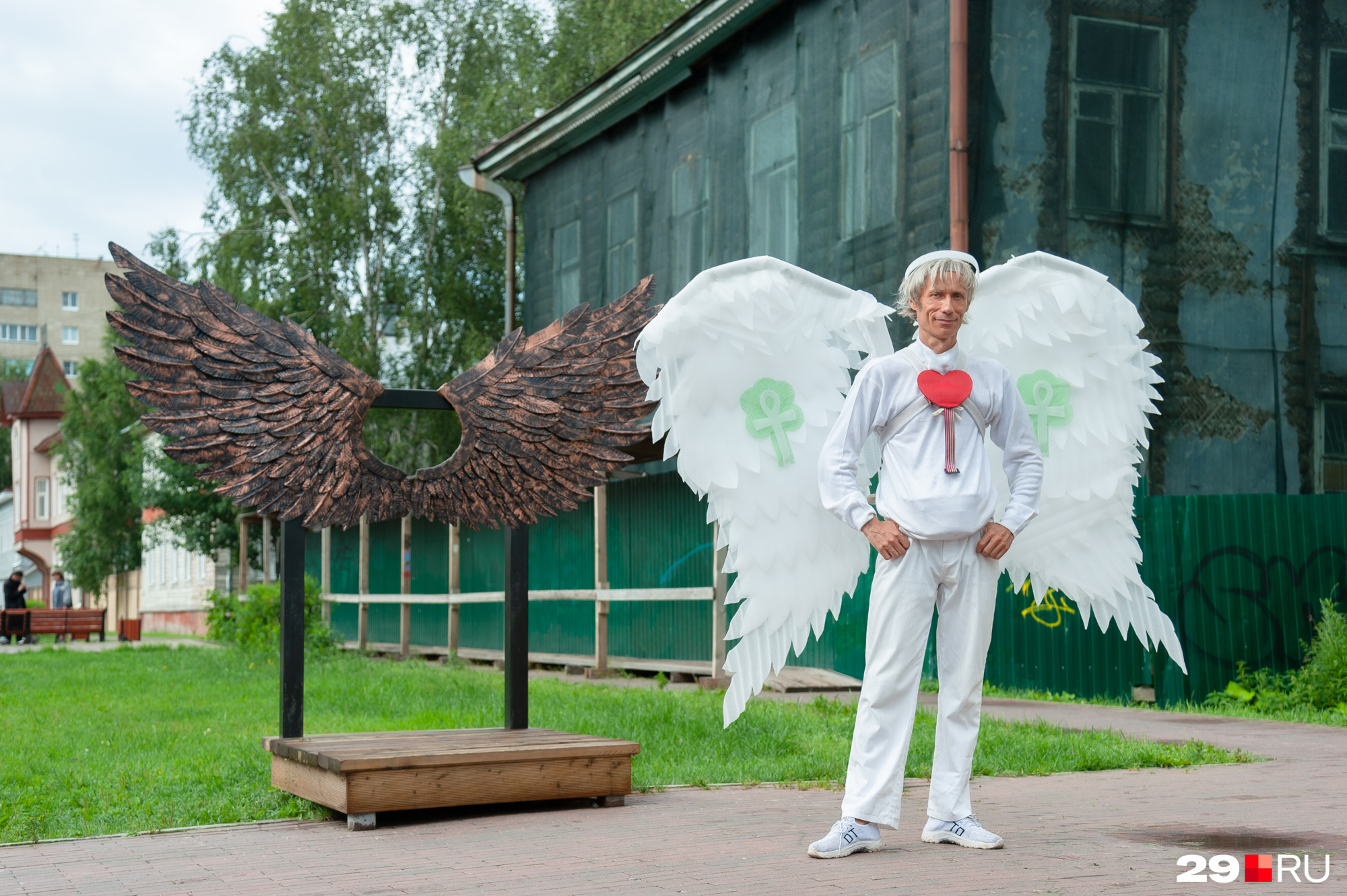 Ангел в толпе людей. Би-2 агата кристи а мы не ангелы. Ангелы не ходят в белом. Ангелы не ходят в белом. Ангелы среди нас.