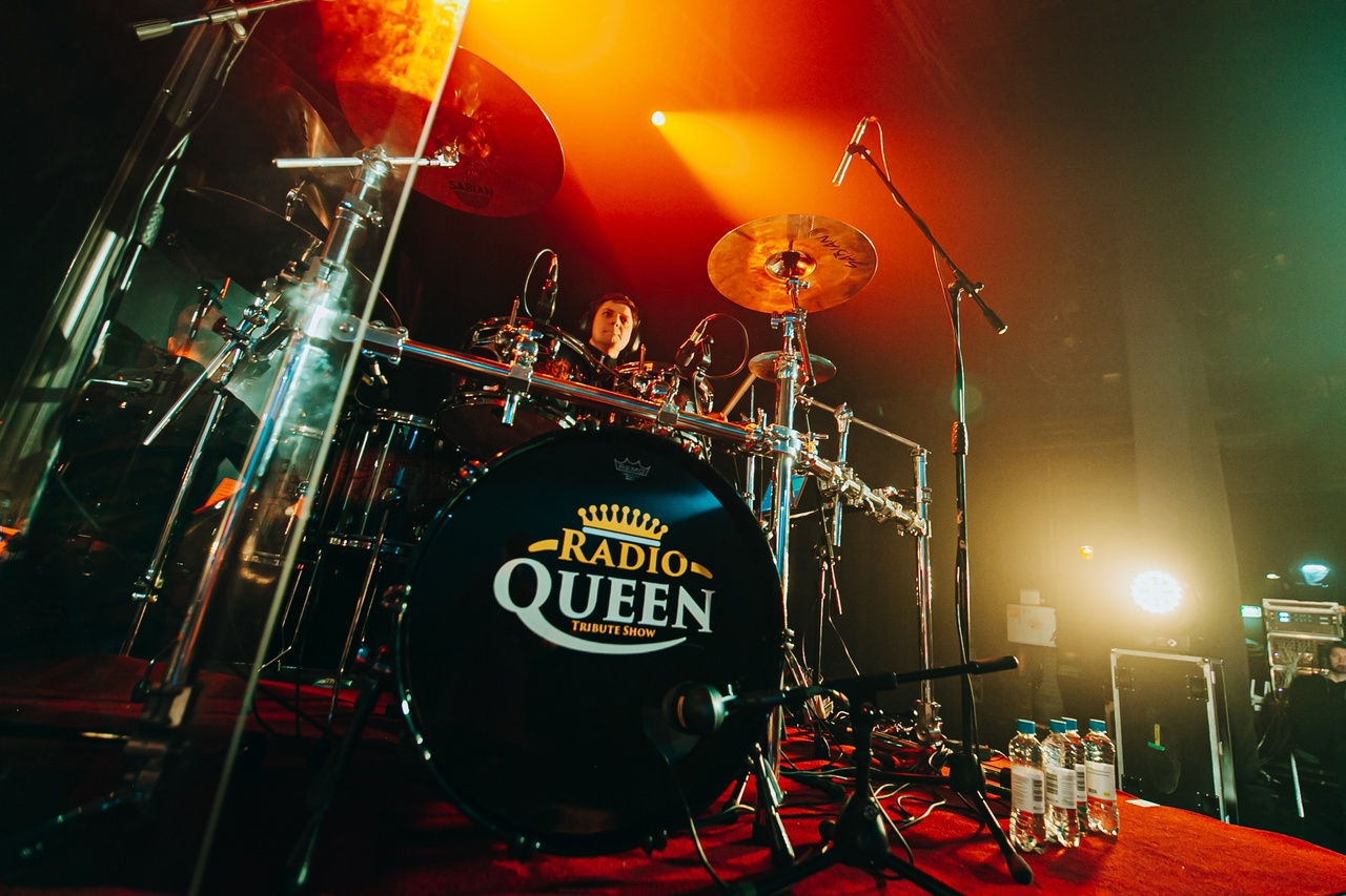 Радио квин группа. Radio Queen шоу. Радио Квин Екатеринбург. Queen Tribute Екатеринбург. Российское трибьют-шоу Radio Queen.