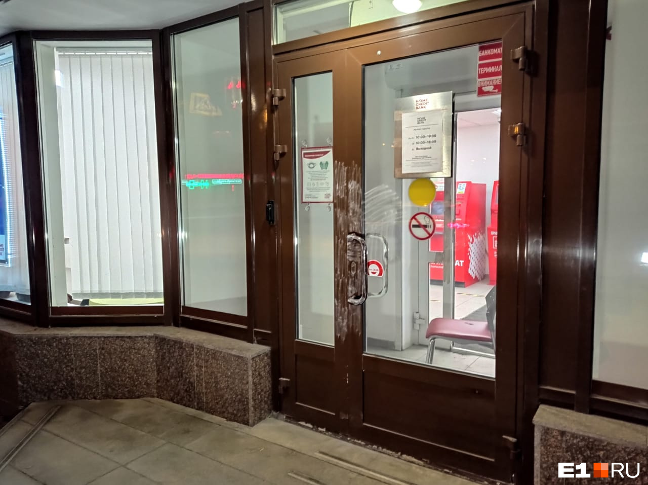 С входной двери взяли отпечатки пальцев С входной двери взяли отпечатки пальцев