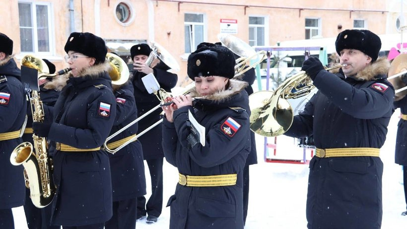 В Северодвинске накануне праздника творческая фронтовая бригада поздравила ветеранов Великой Отечественной войны
